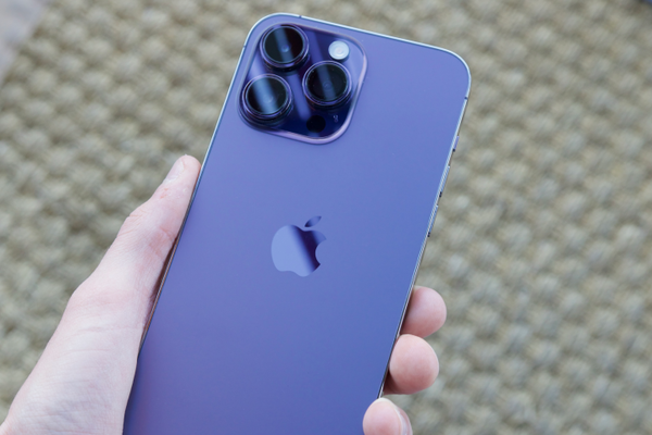 iPhone 14 Pro Max sở hữu khung thép không gỉ kết hợp mặt lưng kính mờ tạo nên sự sang trọng và tinh tế